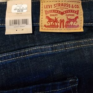 NWT 18W WLOMENS LEVI'S